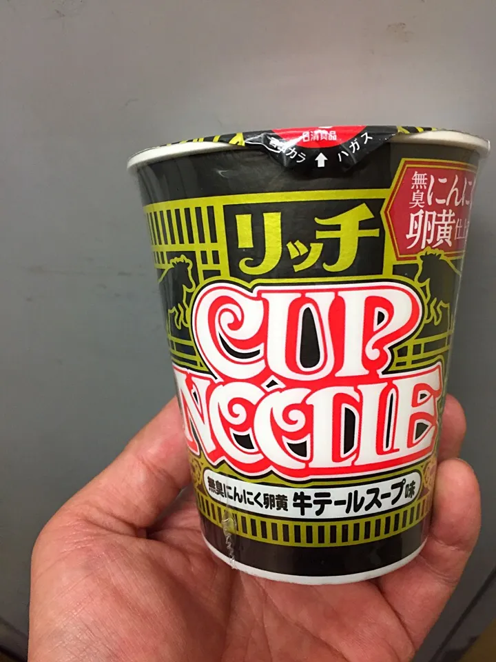 Snapdishの料理写真:こんなの見つけた！リッチシリーズの最新作。牛テールスープだなんて美味いに決まってる。早くたびたい|MORiさん