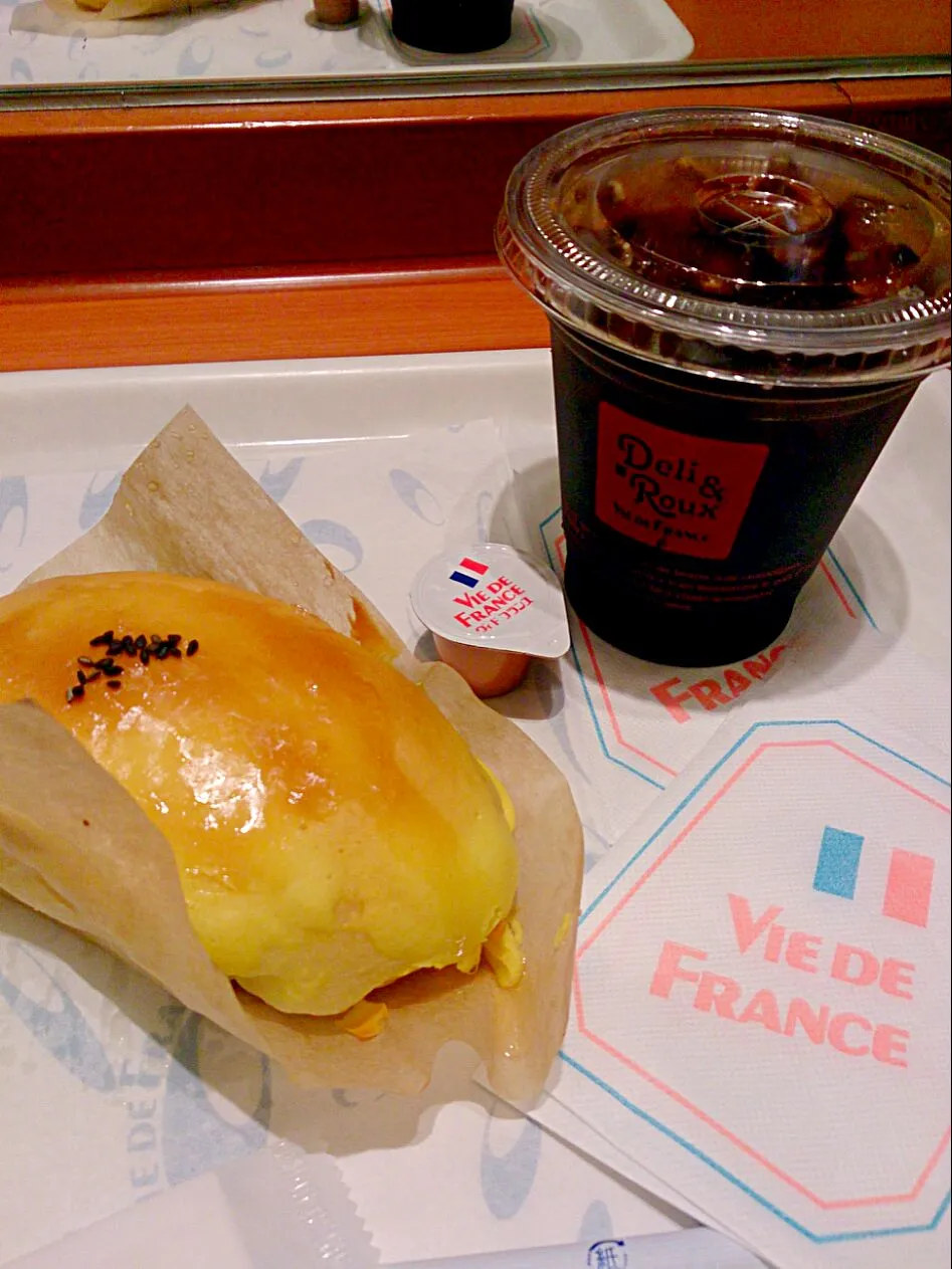 ランチはいつものヴィド フランスで
アイスコーヒーと鹿児島スイートポテトパン♪

#ネスプレッソモーニング|しまだ ちえこさん