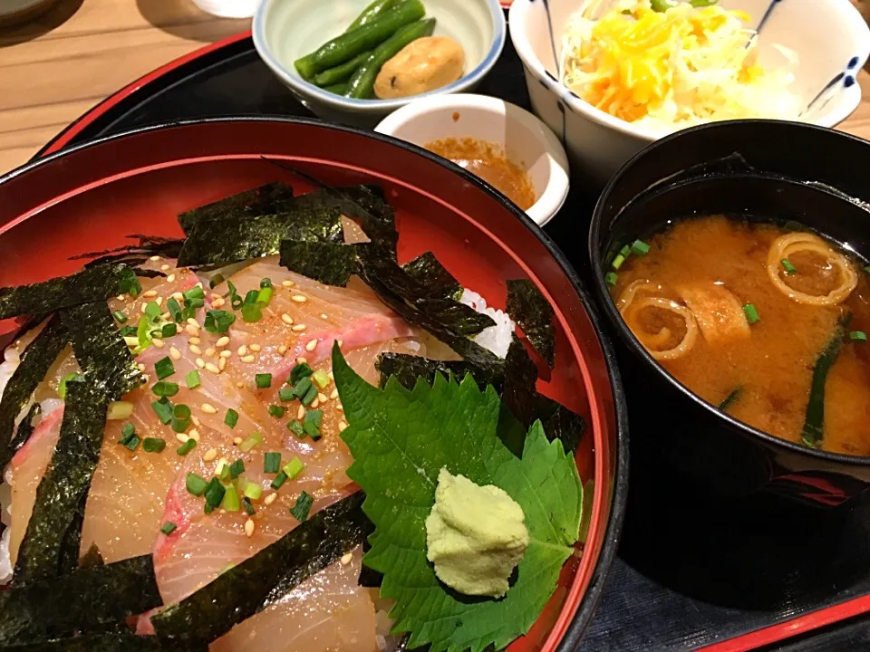 Snapdishの料理写真:ごまカンパチ丼|kopchangさん