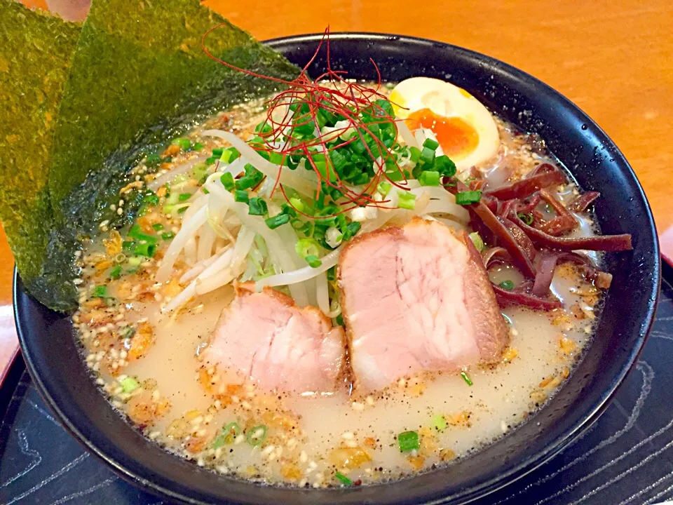 脱！とんこつラーメン!?
豚骨スープを鶏ガラスープで割ったアッサリ塩ラーメンなんだそうです！
確かに豚骨独特の匂いや味も和らいで、サッパリと美味しいラーメン\(//∇//)\|石田 雅史さん