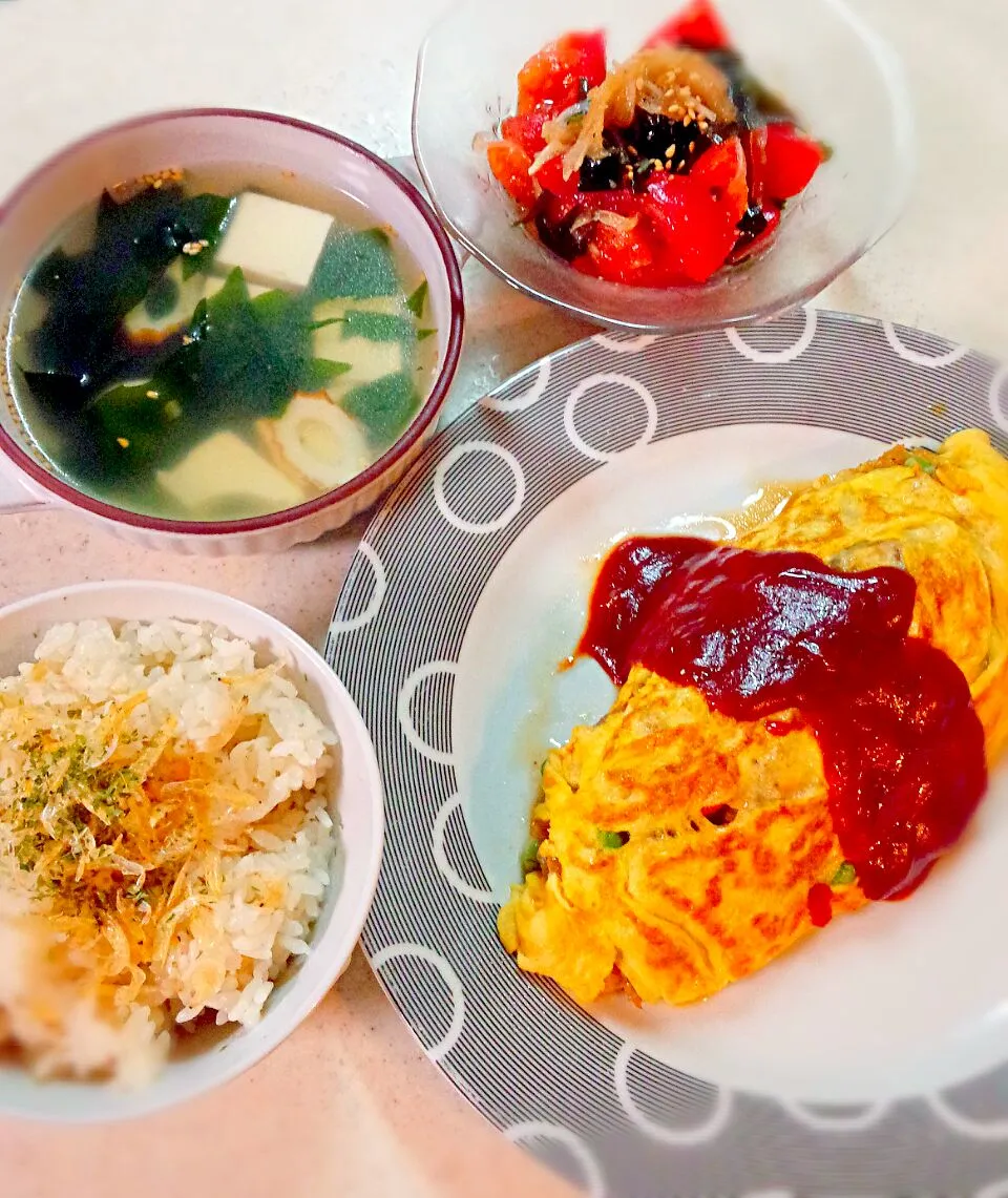 オムレツ&トマトとワカメの和風サラダ＆ダシダスープ＆生姜と網小海老の炊き込みご飯♡|ゆっこさん