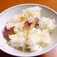 さつまいもご飯。黒胡麻なかったから白胡麻。|kaznatさん