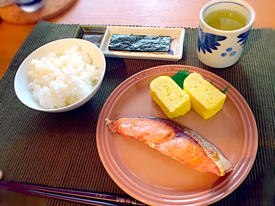 10月5日の朝食✴︎鮭の塩焼き、だし巻き卵|mikomikoさん