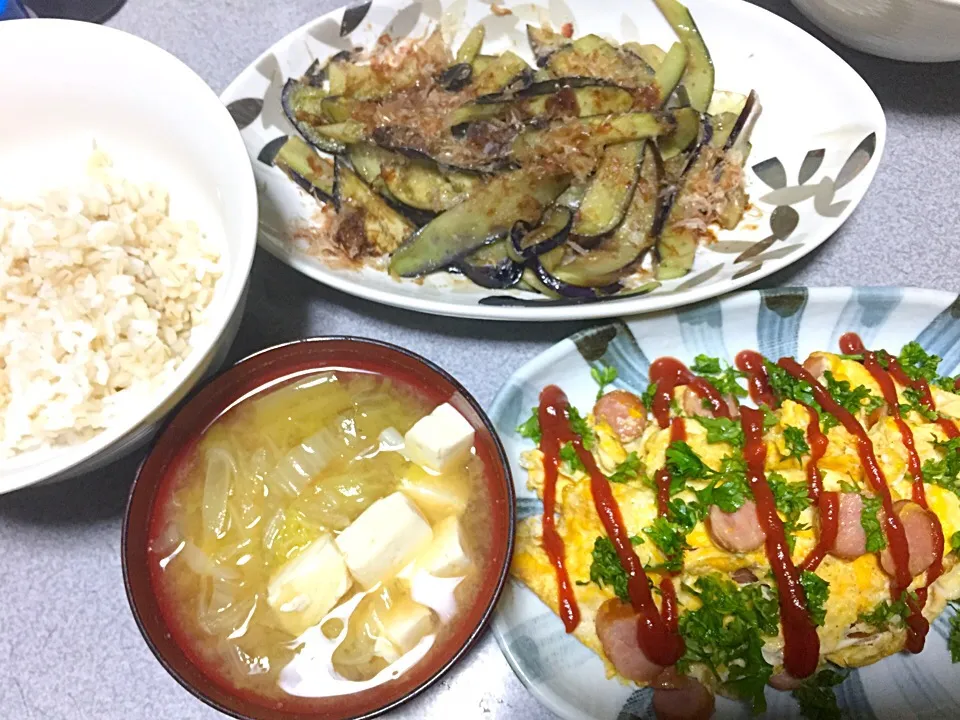 もち麦飯、豆腐白菜ネギ味噌汁、茄子炒め(おかかのせ)、ウィンナーオムレツ(パセリのせ)|ms903さん