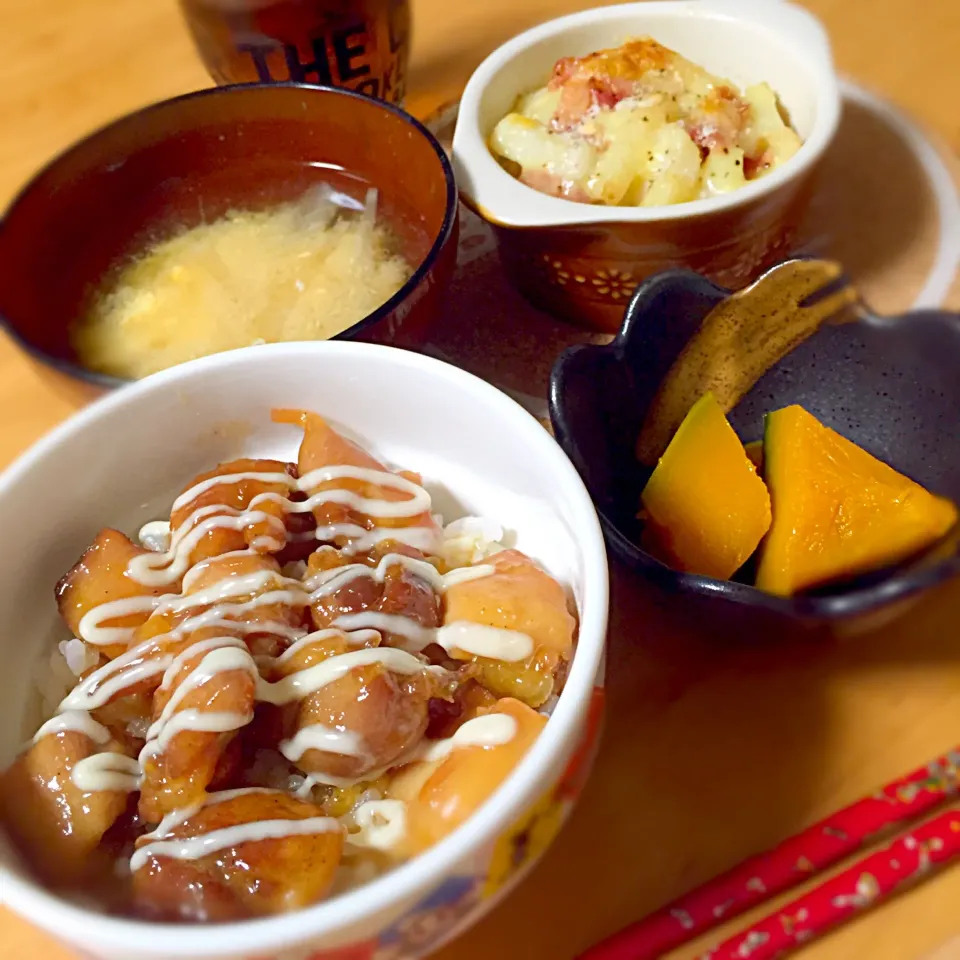 Snapdishの料理写真:✱照り焼きチキン丼
✱長芋とベーコンのチーズ焼き
✱カボチャの煮物
✱大根と玉ねぎの味噌汁|saaaoさん