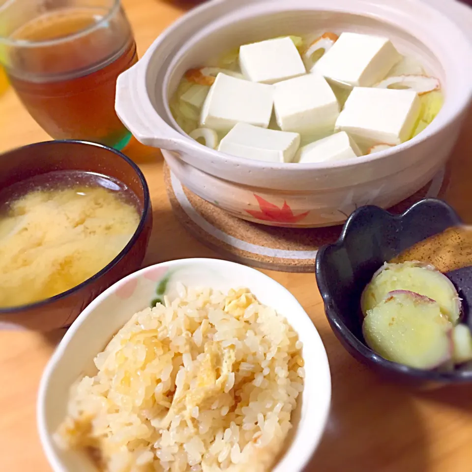 Snapdishの料理写真:✱炊き込みご飯
✱湯豆腐
✱さつまいものおかか煮
✱大根と薄あげの味噌汁|saaaoさん