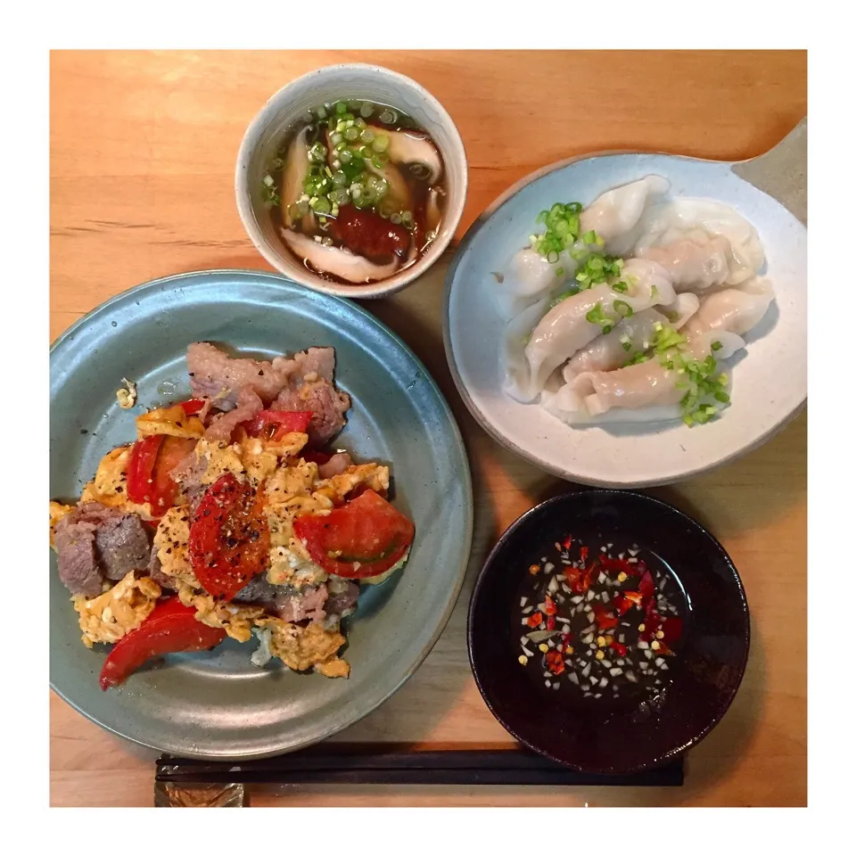 牛肉トマト卵の炒め物、椎茸舞茸スープ、水餃子ヌクチャムだれ|maruruさん