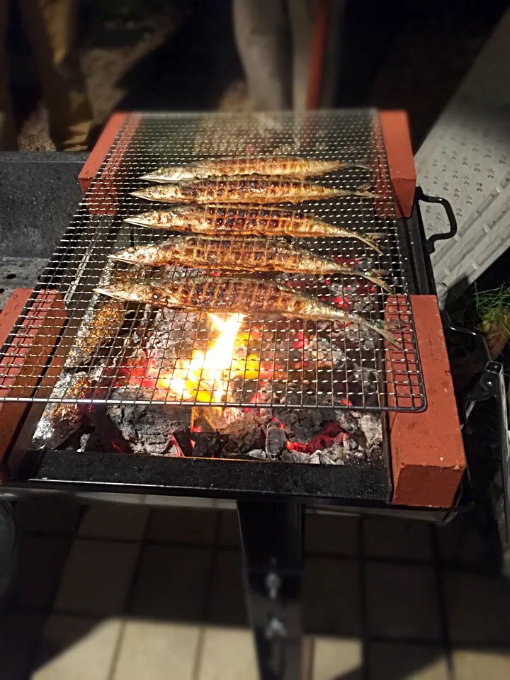 秋です🍁    秋刀魚の季節ですね🐟
秋の夜長に🌕炭火焼き😋|ようこさん