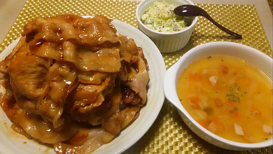 Snapdishの料理写真:しょうが焼き定食😋|お母の大皿さん