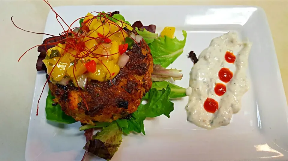 curried ginger salmon cake with mango salsa,sweet chili threads and Sriracha tarter|chef Charlesさん