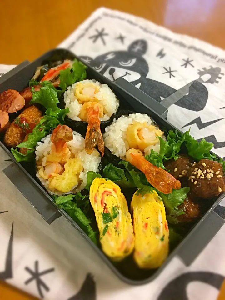 息子君弁当🎶
天むす
色どり卵焼き
肉団子
ミニコロッケ（チン）
ウイン
もやしとわかめなどの和え物|BooBooさん