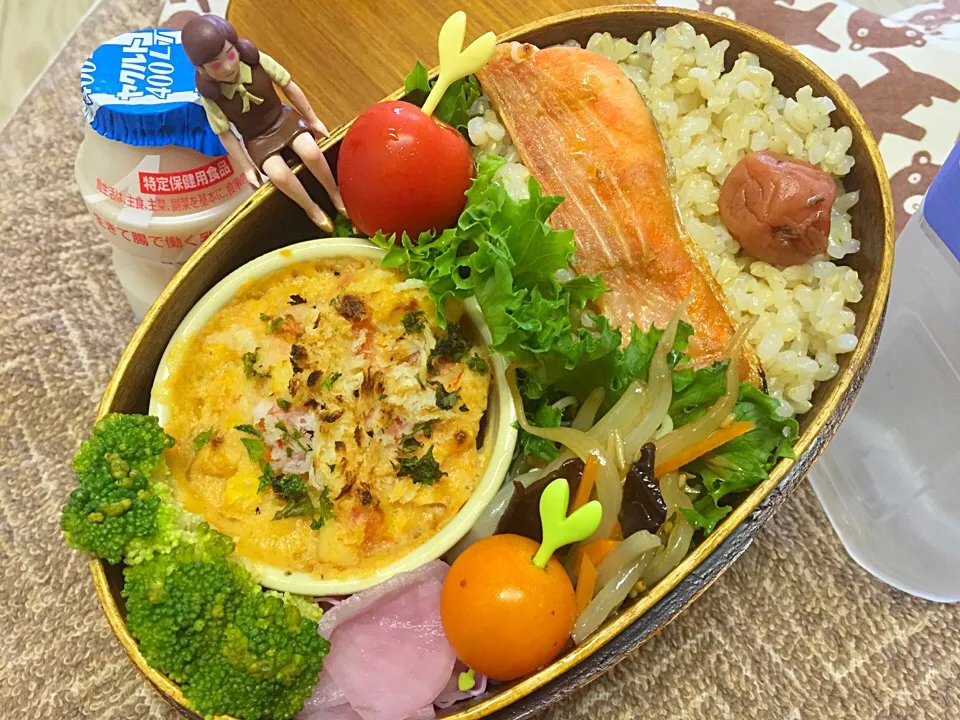 玄米ご飯&トマトクリームグラタン&鮭ハラス焼き&もやしとキクラゲの中華サラダ&自家製さくら漬け&ブロッコリー&プチトマトのダーリンお弁当♪|桃実さん