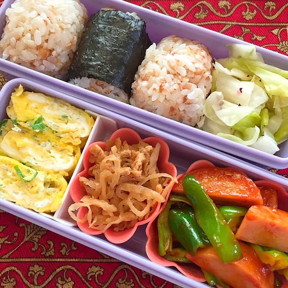 おかかとオリーブオイルおにぎり🍙とベビーハムとピーマンのケチャップ炒め弁当|もえさん