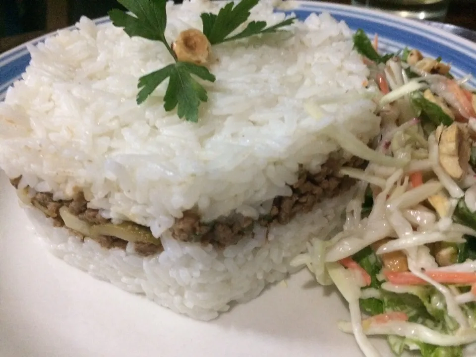 Arroz tapado relleno de picadillo de carne y ensalada|Justo Romeroさん