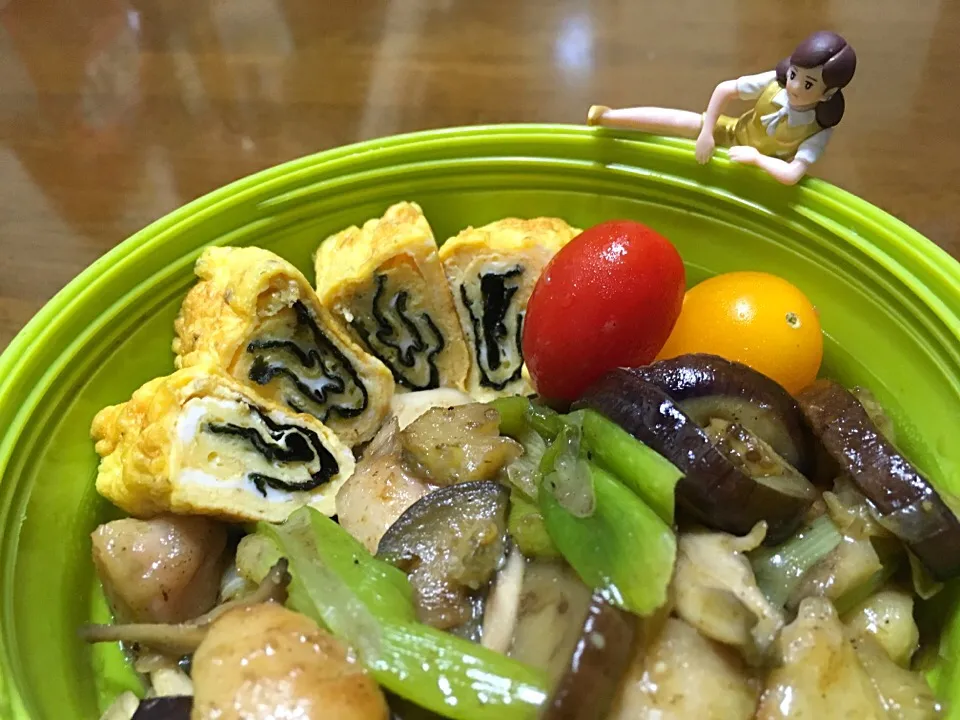 グリーンカレーと海苔巻き卵焼き！ぼんじりの脂を誤算してベタベタドロドロの疑惑((((；ﾟДﾟ)))))))|もっつぁさん