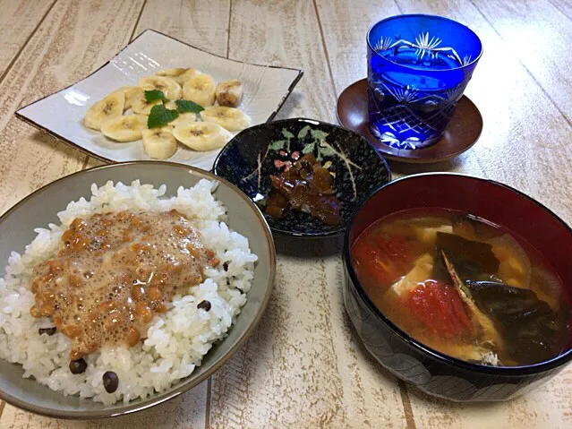 今日の男飯(⌒-⌒; )朝ごはんバージョン♫むかごごはんwith納豆andトマトと玉ねぎと豆腐の味噌汁and生姜の煮物andバナナ♫|ひーちゃんさん