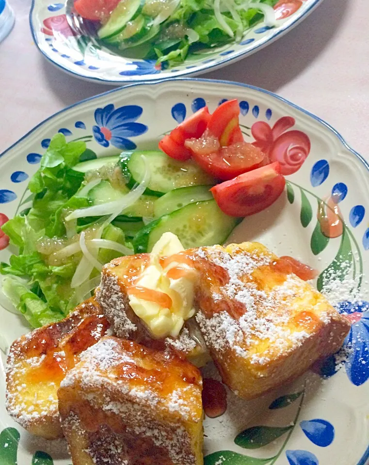 今日は贅沢に1人一個の玉子に牛乳50ccで作ったフレンチトーストです。
中沢フーズのクロテッドを使って焼いて、上にもトッピングしました。|ナタママさん