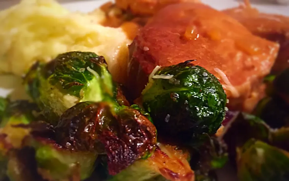 Slow cooker pork chops and mushrooms, roasted brussels sprouts with Parmesan and bacon with mashed potatoes|Liesel Ryanさん