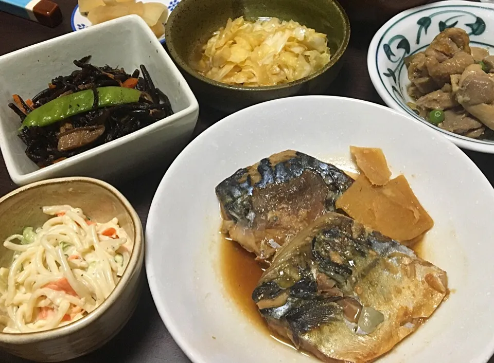 晩ごはん  鯖の味噌煮 鳥ごぼう煮 ひじき煮 スパサラダ ポン酢コールスロー 大根漬 かき玉シメジ味噌汁 白飯|ぽんたさん