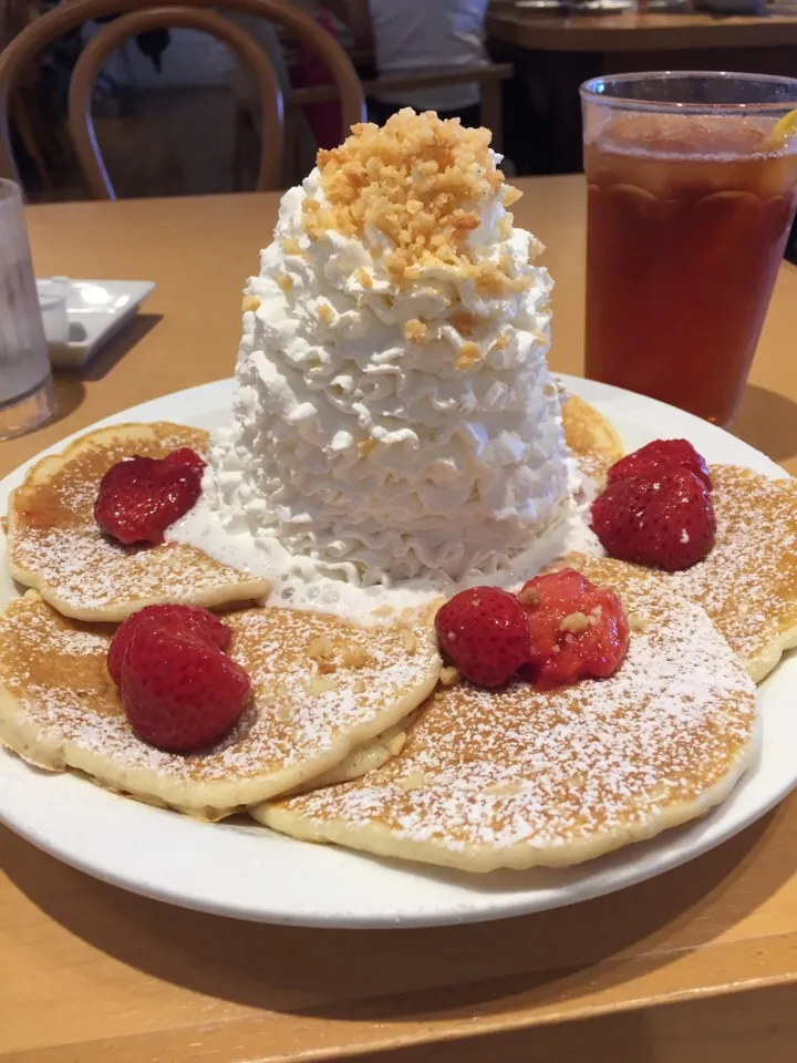 Snapdishの料理写真:10月6日一人でランチ。初Eggs'n Things  ストロベリー、ホイップクリームとマカダミアナッツ。|あやさん