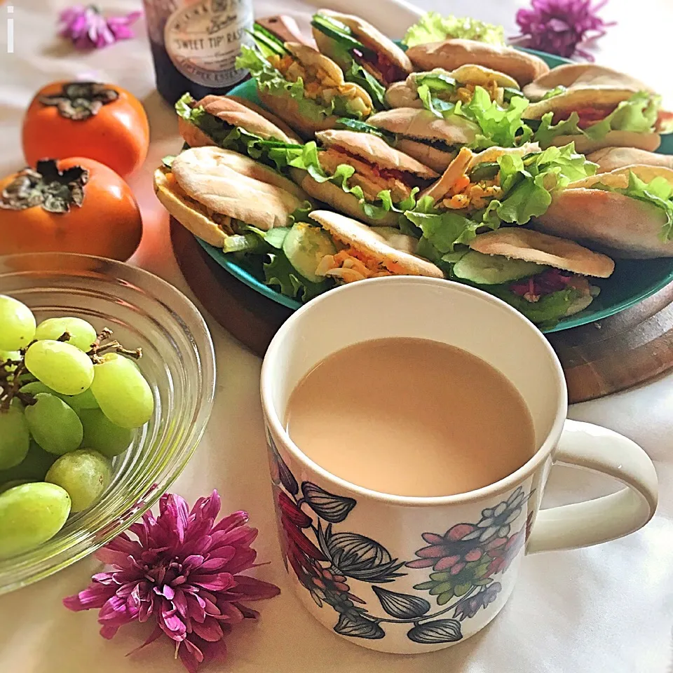 Snapdishの料理写真:ミニピタ・サンドイッチとカフェオレの朝ごはん 【Mini pita sandwiches and café au lait / Breakfast】#ネスプレッソモーニング|izoomさん