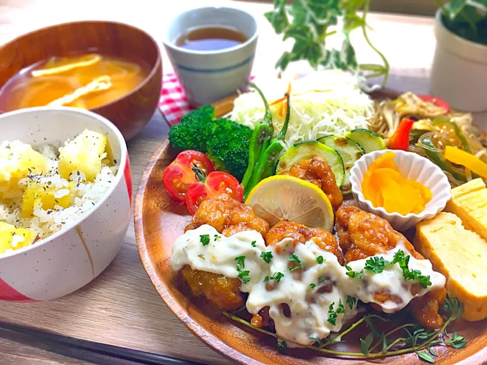 今晩の献立🍴
＊さつまいもご飯
＊チキン南蛮
＊野菜と春雨の炒め物
＊出し巻き卵
＊油揚げと玉ねぎのお味噌汁|yumiさん