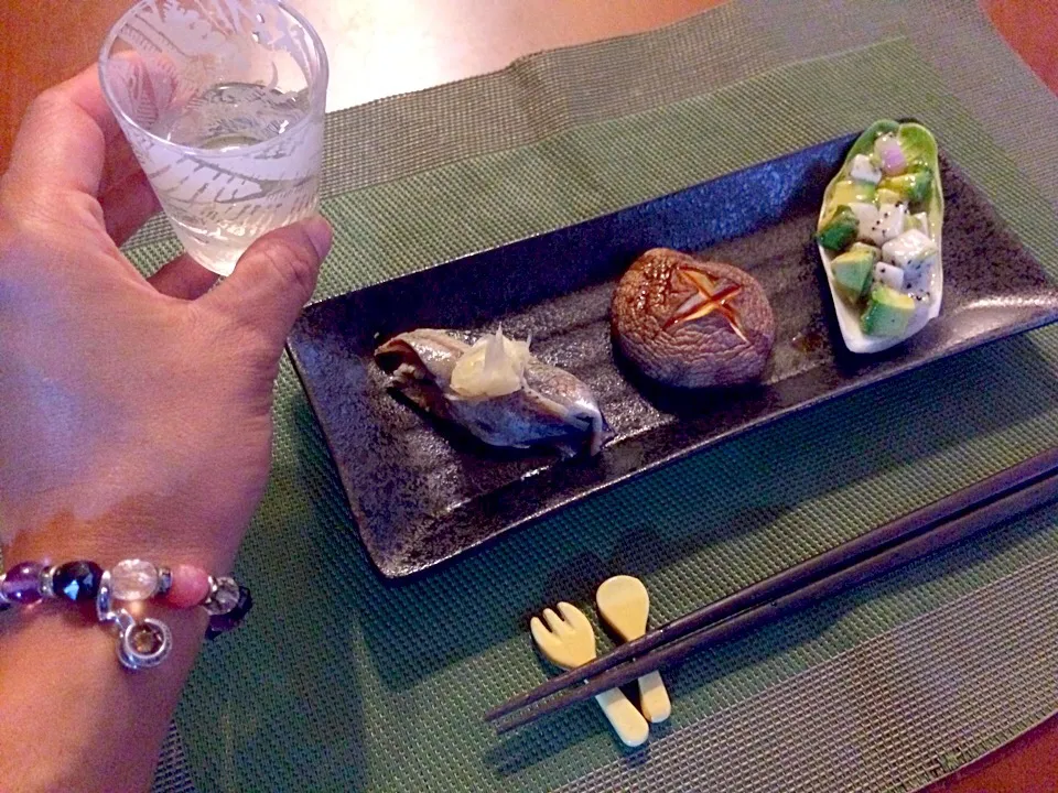 wait a moment☝"ちょっとこれで待っててね💓鰯のお刺身･椎茸の醤油焼き･ｱﾎﾞｶﾄﾞ&ﾄﾞﾗｺﾞﾝﾌﾙｰﾂのﾁｺﾘﾎﾞｰﾄ|🌈Ami🍻さん