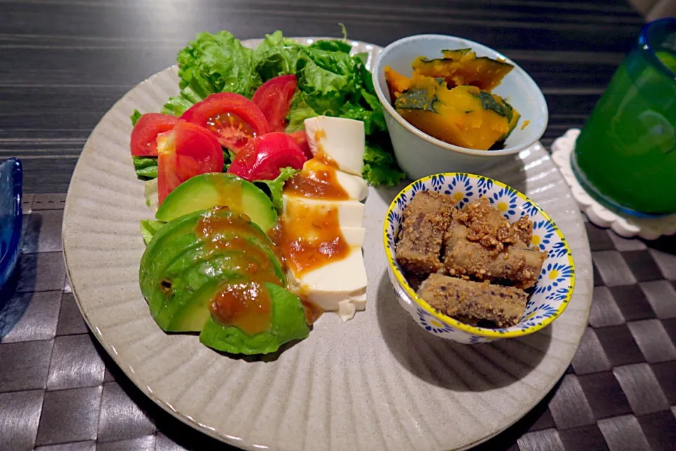 今夜のおうちごはん。秋刀魚塩焼き、豆腐とアボカドサラダ沖縄油みそかけ、南瓜煮、叩きごぼう胡麻和え、らっきょうです|かれんさん