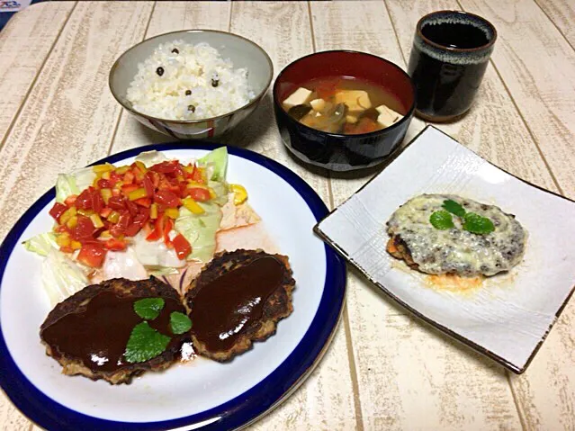 Snapdishの料理写真:今日の男飯(⌒-⌒; )ハンバーグ(普通バージョンandチーズバージョン)トマトとパプリカのマリネand味噌汁andむかごごはん♫|ひーちゃんさん