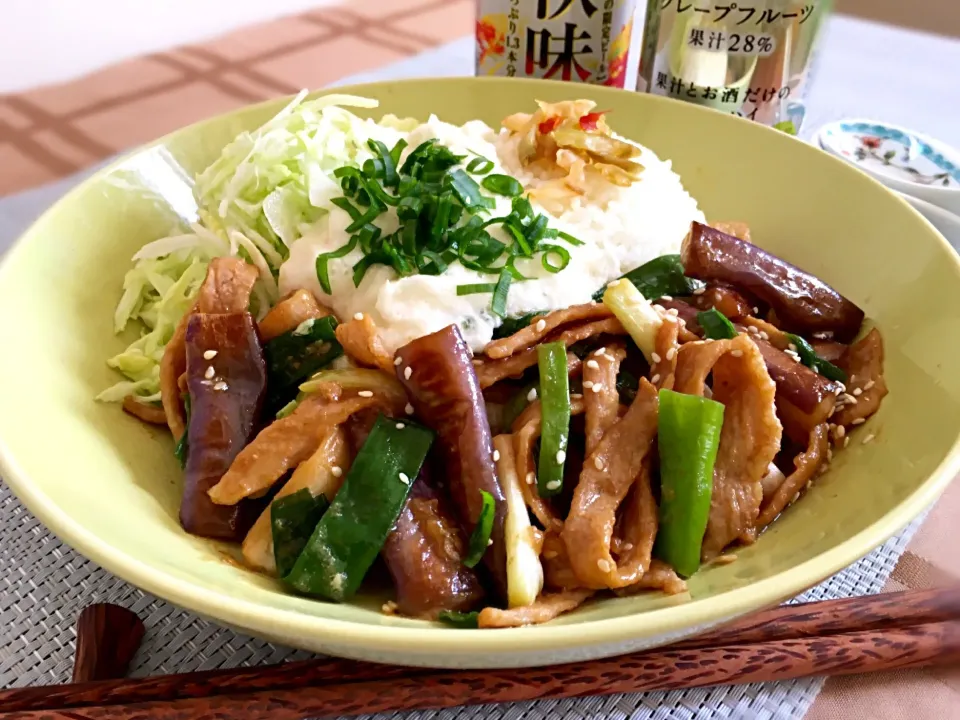 豚トロと茄子のネギ味噌炒め丼〜とろろかけご飯で 追いトロ🏹|ふかرさん