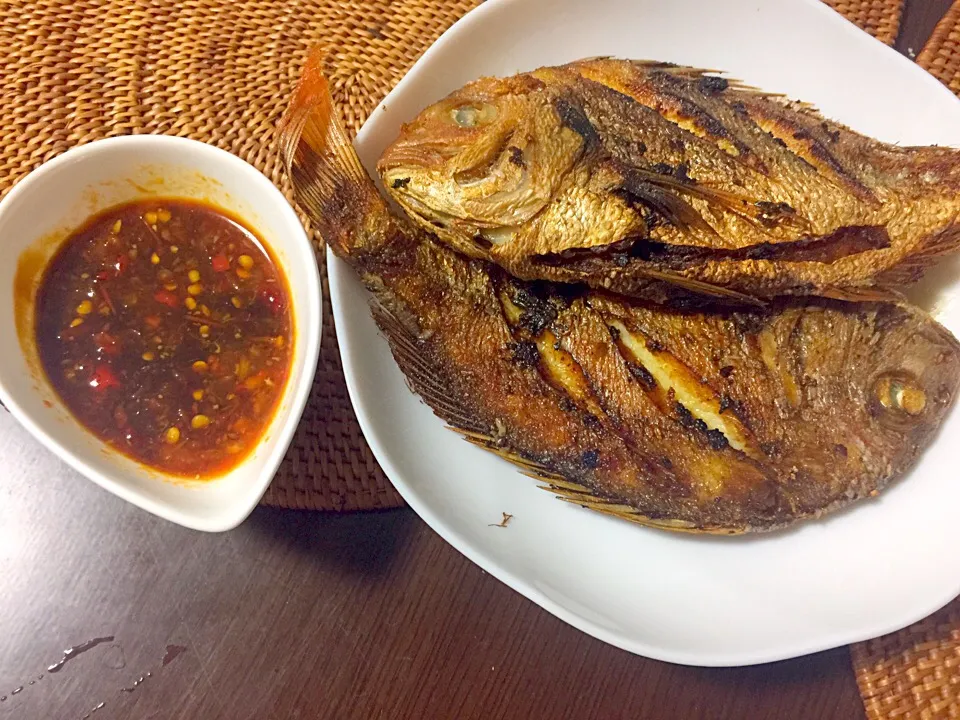 Ikan goreng sambel kecap|yeni kartikasariさん