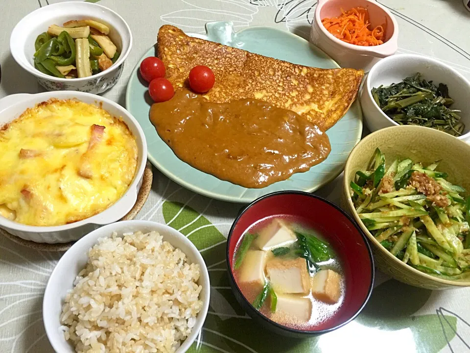 オムレツとポテトグラタンと残り物たち。
ふわっふわオムレツになる予定がペッシャンコ😵|tabyさん