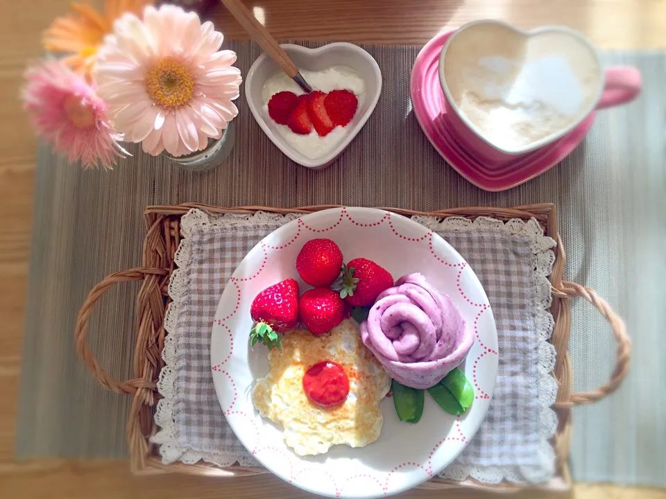 フラワー朝ごはん
紫芋・台湾饅頭
花・目玉焼き
イチゴヨグルート
カフェオレ|Doris Tarotさん