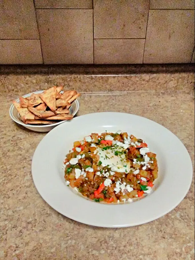 Snapdishの料理写真:Potato and Tinkerbell Pepper Shakshuka with Pea Shoots and Za'atar Spiced Pita Chips. From Blue Apron.|bethさん