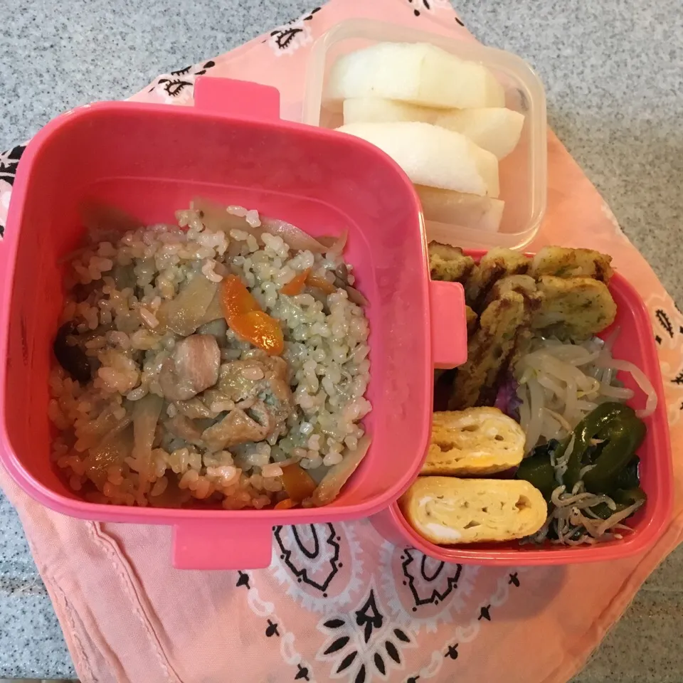 Snapdishの料理写真:10/7☆鶏ごぼうご飯弁当☆〜レンコンの天ぷらもあるよ〜|Satokoさん