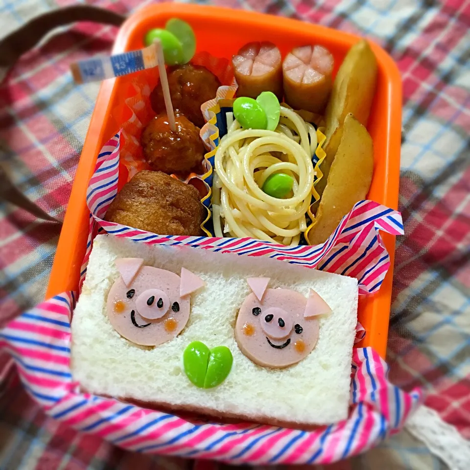 仲良しブタさん❤︎サンドイッチ弁当|ぴぃさん