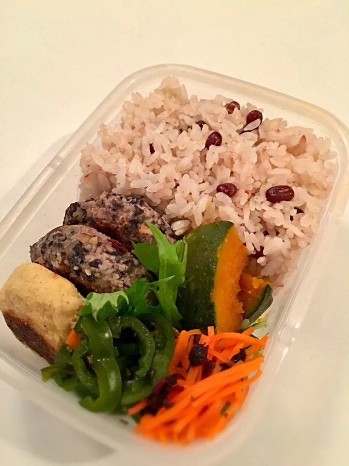 veganお弁当🍱小豆ごはん/黒豆ハンバーグ/かぼちゃ/ピーマンのきんぴら/じゃがいもおやき/人参の梅じそ和え/水菜ときゅうりのサラダ|RISARISAさん