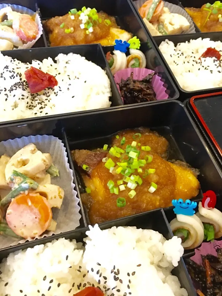 Snapdishの料理写真:鰤のみぞれ煮弁当
蓮根里芋胡麻マヨサラダと黒キンピラ|大久保 掬恵さん