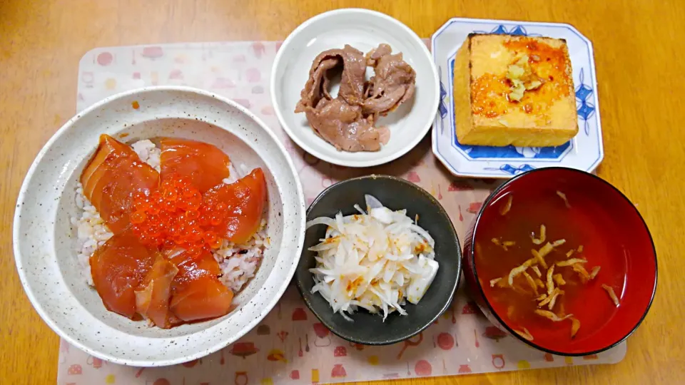 １０月4日　まぐろといくらの漬け丼　玉ねぎサラダ　ちょびっと牛肉　厚揚げ豆腐　干しエビととろろ昆布のお吸い物|いもこ。さん