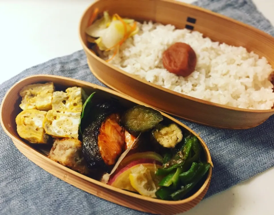 今日のお弁当。焼き鮭、じゃこ入り卵焼き、ナスの甘辛煮、さつまいものメープルレモン煮、ピーマンのおかか和え、白菜の一夜漬け。|Junさん