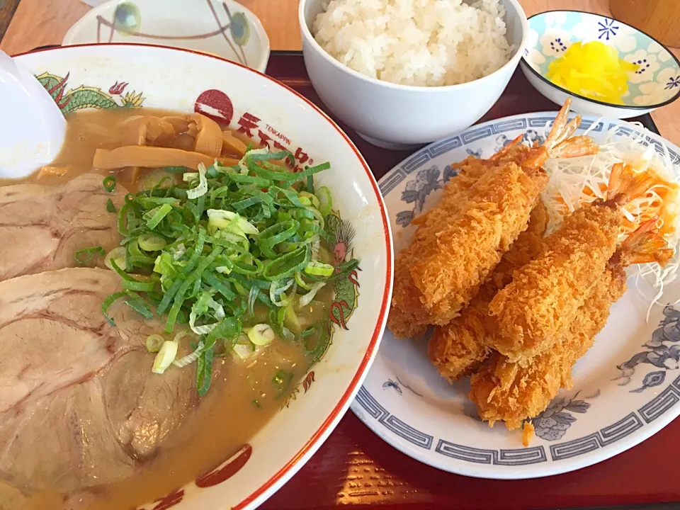 Snapdishの料理写真:海老フライ定食🍤|buhizouさん