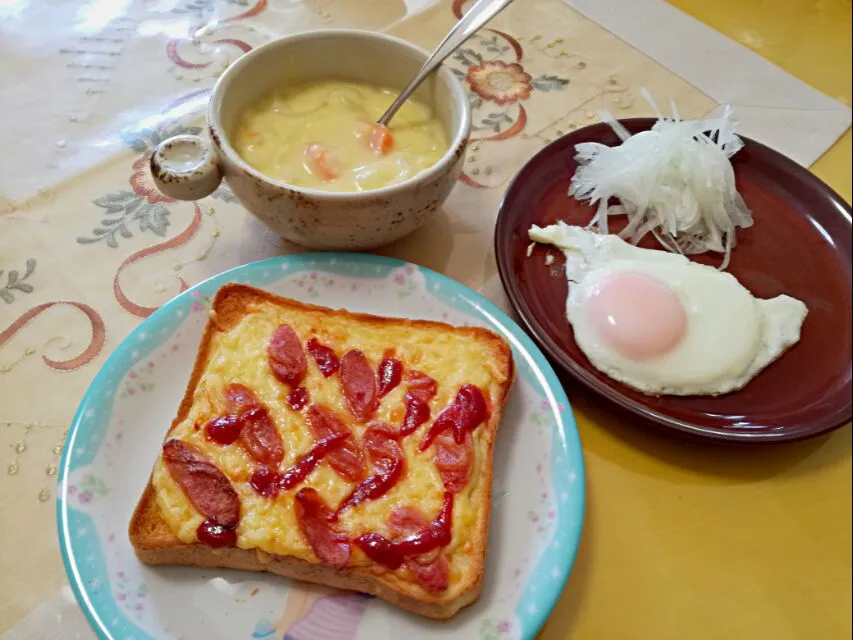 お昼ご飯
　チーズトースト
　目玉焼き🍳
　クリームシチュー|korinoさん