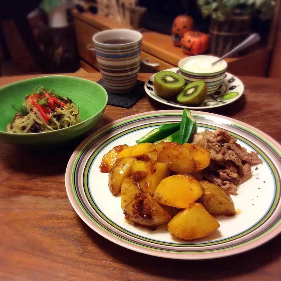 Snapdishの料理写真:柿とじゃがいもの甘辛味噌和え 豚肉の胡椒焼き添え 2016.10.6|キラ姫さん