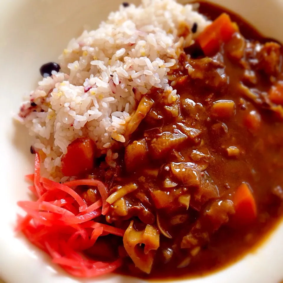 🐮牛すじと根菜のカレー🍛|こなちゅんさん