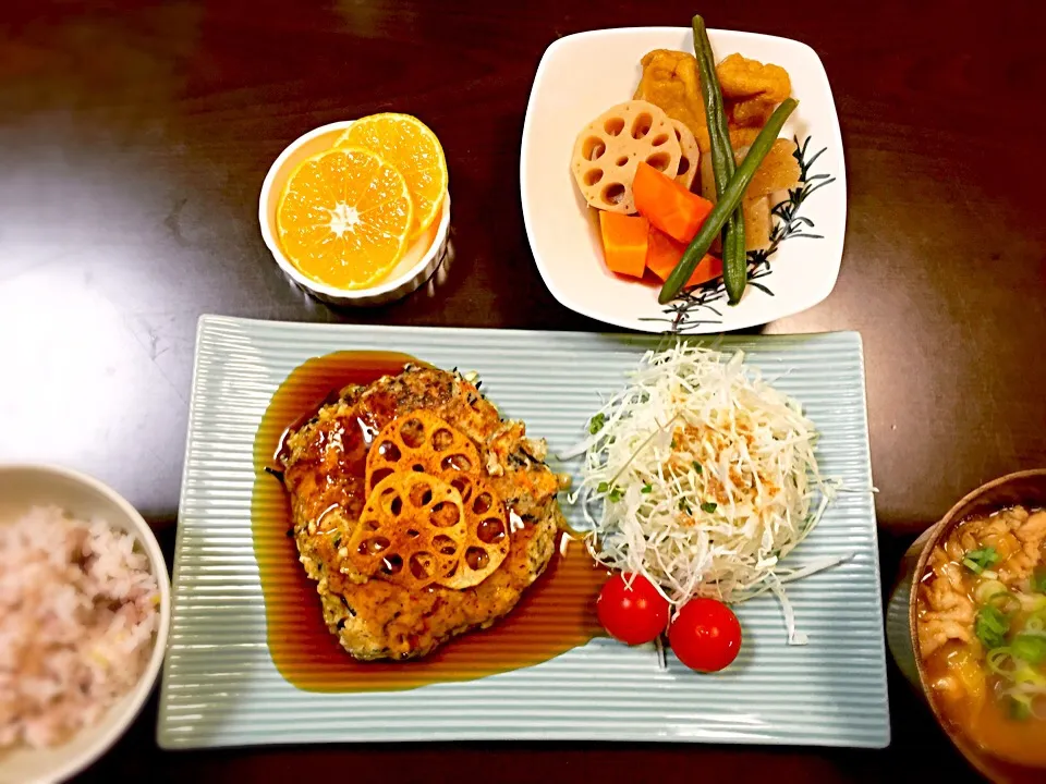 今日の夕飯♡
お豆腐だけのハンバーグは成形が難しい〜！|Emmarioさん