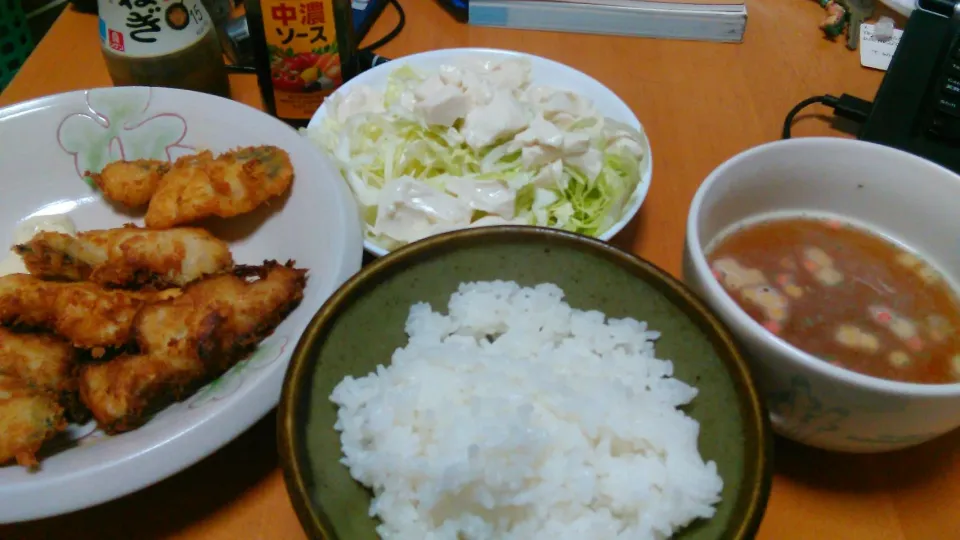 ご飯
白身魚のフライ
豆腐とキャベツのサラダ
コンソメスープ(インスタント)|ざきさん