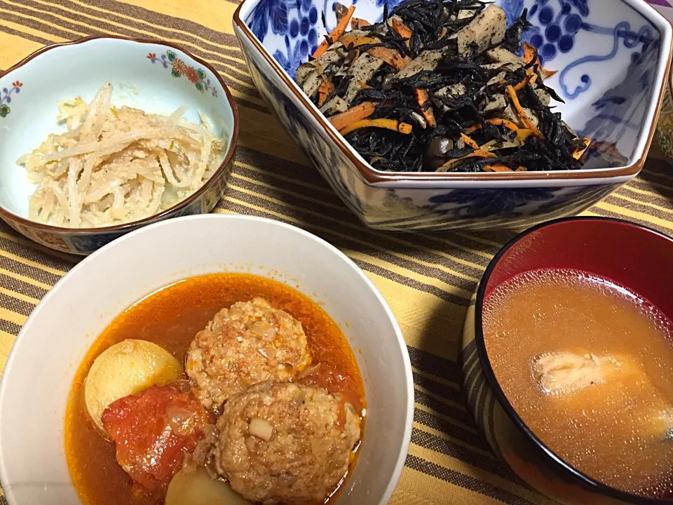 煮込みハンバーグ・高野豆腐ひじき煮物・もやし胡麻和え・あら汁|Yuko Kisoさん