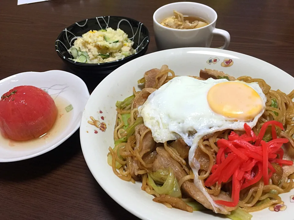 富士宮焼きそば
ポテトサラダ
スープ
トマトの漬物|mamiさん