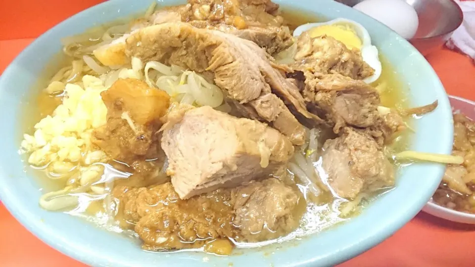 ラーメン富士丸 神谷本店 の 富士丸ラーメン－麺少な目+生玉子(麺少な目サービス)＋脂少し(別皿) ＠志茂 16107|大脇さん