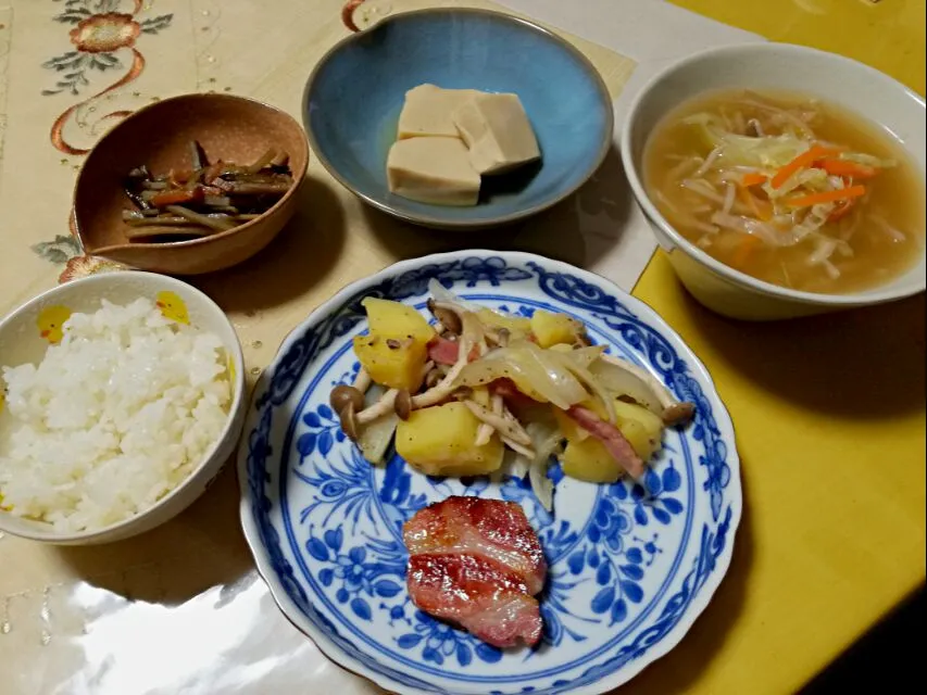 晩ごはん
　ジャーマンポテト
　ハムステーキ
　野菜いっぱいスープ
　きんぴらごぼう
　高野豆腐|korinoさん